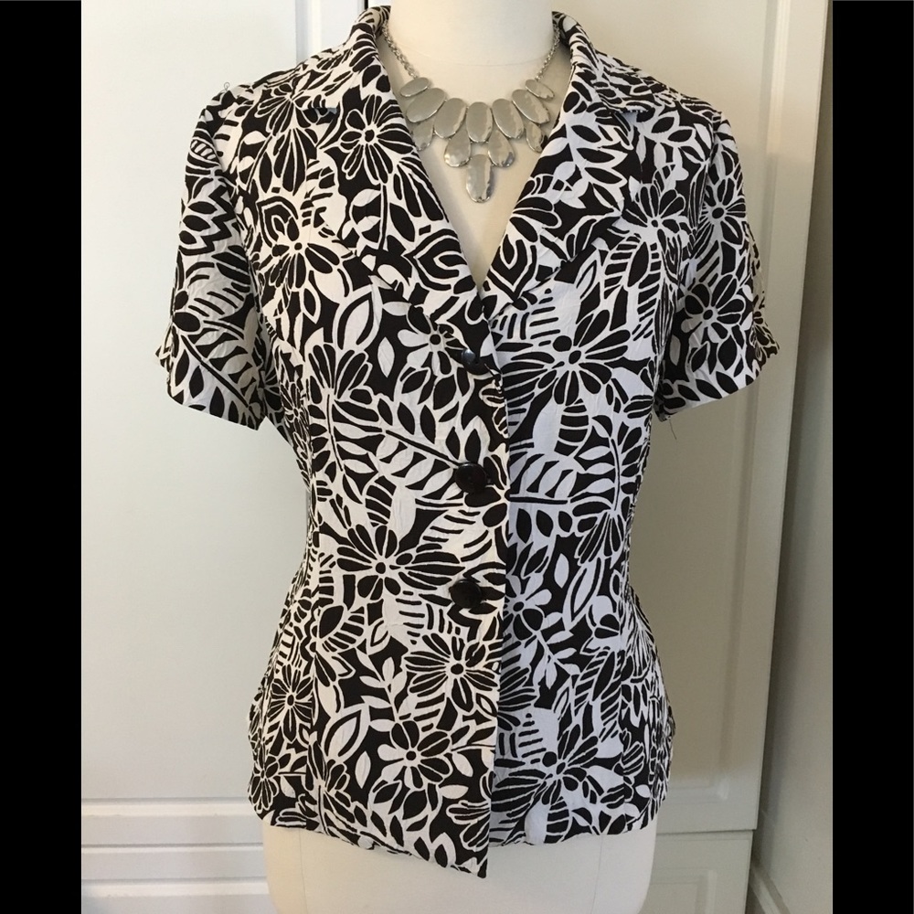 2X❤️HP❤️Cute Black & White Button-up Top